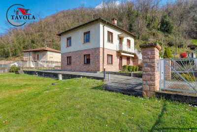 PORTO CERESIO, CASA BIFAMILIARE