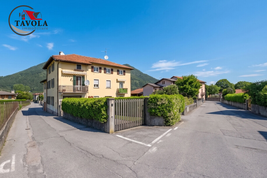 PORZIONE DI CASA LIBERA SU TRE LATI CON GIARDINO-1