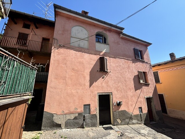 CUASSO AL MONTE, QUADRILOCALE DA RISTRUTTURARE CON CANTINA-1