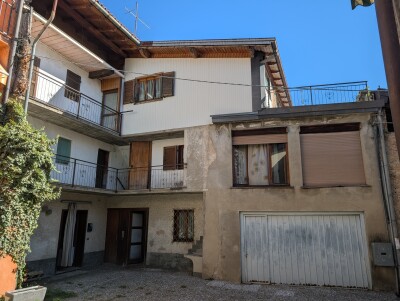 CUASSO AL PIANO, PORZIONE DI CORTE CON BOX