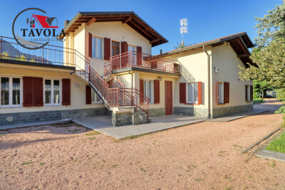 ARCISATE, VILLA BIFAMILIARE