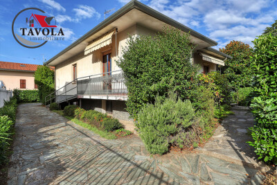 ARCISATE, VILLA CON GIARDINO
