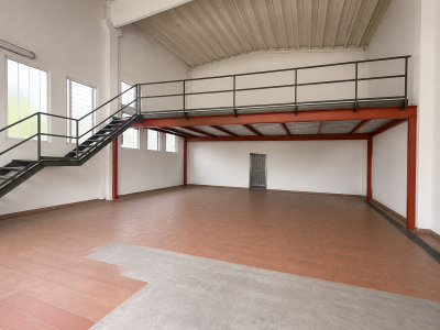 CUVEGLIO, CAPANNONE INDUSTRIALE CON PIAZZALE: