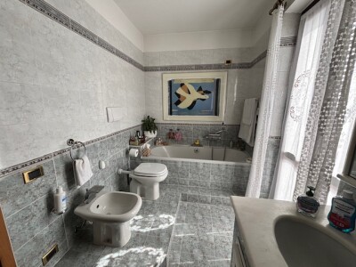 ARCISATE, VILLA A SCHIERA DI TESTA CON GIARDINO