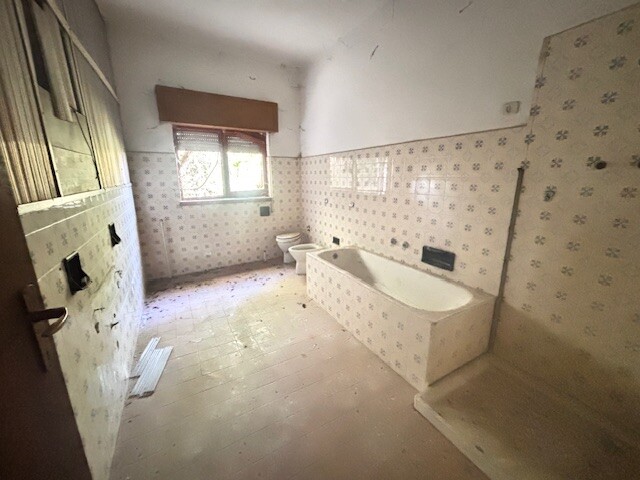 CUASSO AL MONTE, VILLA SINGOLA DA RISTRUTTURARE CON BOSCO PRIVATO-14