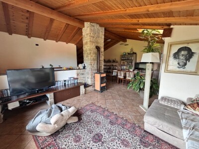 ARCISATE, VILLA A SCHIERA DI TESTA CON GIARDINO