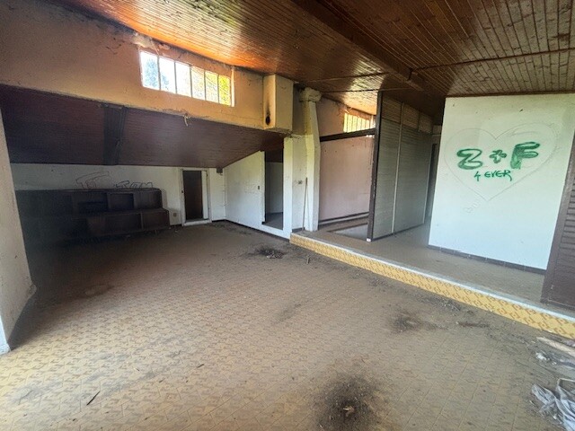 CUASSO AL MONTE, VILLA SINGOLA DA RISTRUTTURARE CON BOSCO PRIVATO-18