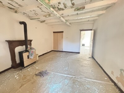 CUASSO AL MONTE, QUADRILOCALE DA RISTRUTTURARE CON CANTINA-19