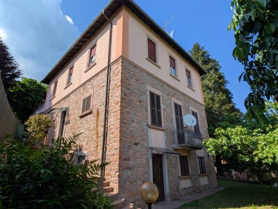 CUASSO AL MONTE, CASA INDIPENDENTE CON AMPIA AUTORIMESSA