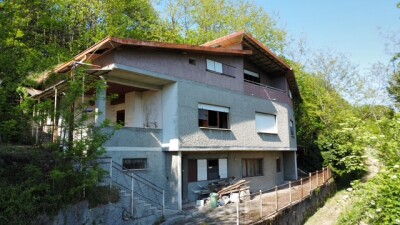 CUASSO AL MONTE, VILLA SINGOLA DA RISTRUTTURARE CON BOSCO PRIVATO-2
