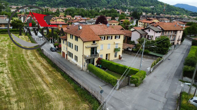 PORZIONE DI CASA LIBERA SU TRE LATI CON GIARDINO-2