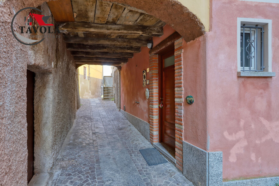 PORTO CERESIO - PORZIONE DI CASA TERRA-CIELO-2