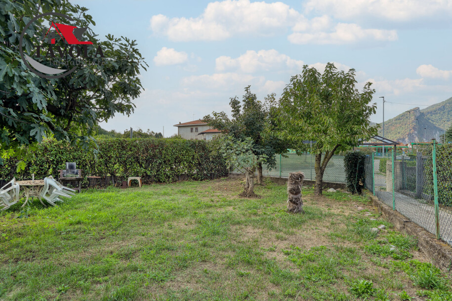 ARCISATE, TRILOCALE RISTRUTTURATO CON BOX E GIARDINO PRIVATO-2