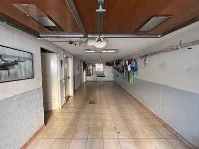 ARCISATE, VILLA A SCHIERA DI TESTA CON GIARDINO