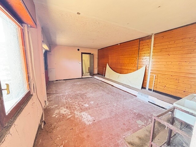 CUASSO AL MONTE, VILLA SINGOLA DA RISTRUTTURARE CON BOSCO PRIVATO-24