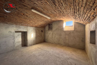 PORZIONE DI CASA LIBERA SU TRE LATI CON GIARDINO-25