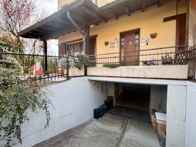 ARCISATE, VILLA A SCHIERA DI TESTA CON GIARDINO