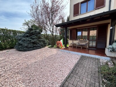 ARCISATE, VILLA A SCHIERA DI TESTA CON GIARDINO