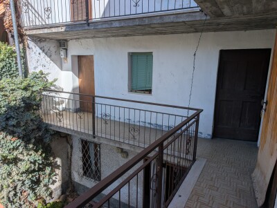 CUASSO AL PIANO, PORZIONE DI CORTE CON BOX-31