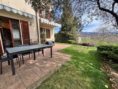 ARCISATE, VILLA A SCHIERA DI TESTA CON GIARDINO