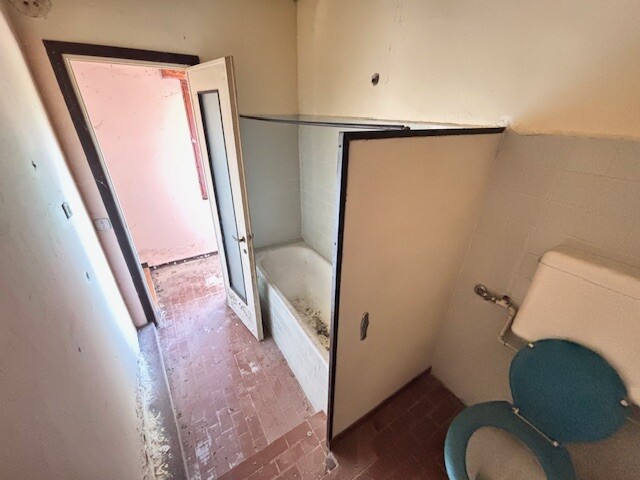 CUASSO AL MONTE, VILLA SINGOLA DA RISTRUTTURARE CON BOSCO PRIVATO-27