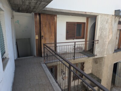 CUASSO AL PIANO, PORZIONE DI CORTE CON BOX-32