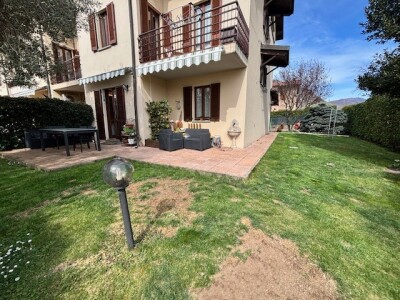 ARCISATE, VILLA A SCHIERA DI TESTA CON GIARDINO