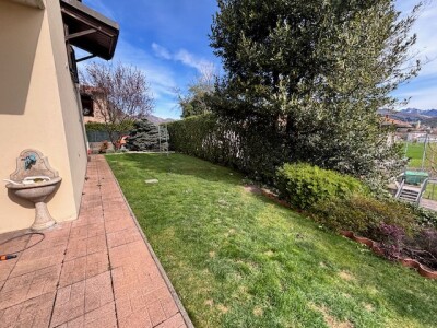 ARCISATE, VILLA A SCHIERA DI TESTA CON GIARDINO