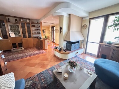 ARCISATE, VILLA A SCHIERA DI TESTA CON GIARDINO