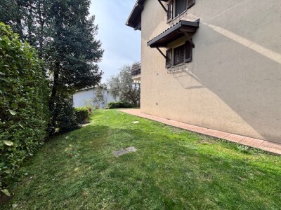 ARCISATE, VILLA A SCHIERA DI TESTA CON GIARDINO