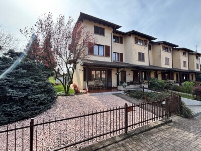 ARCISATE, VILLA A SCHIERA DI TESTA CON GIARDINO