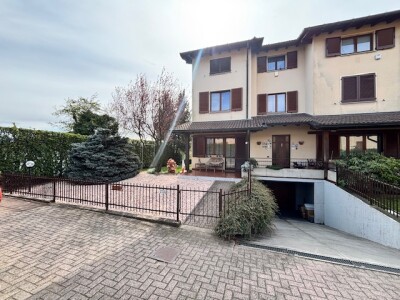 ARCISATE, VILLA A SCHIERA DI TESTA CON GIARDINO