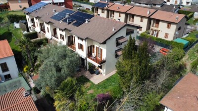 ARCISATE, VILLA A SCHIERA DI TESTA CON GIARDINO