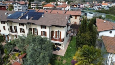 ARCISATE, VILLA A SCHIERA DI TESTA CON GIARDINO