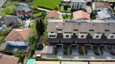 ARCISATE, VILLA A SCHIERA DI TESTA CON GIARDINO