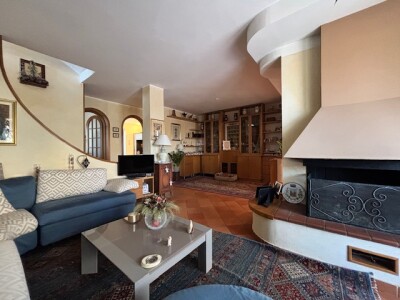 ARCISATE, VILLA A SCHIERA DI TESTA CON GIARDINO