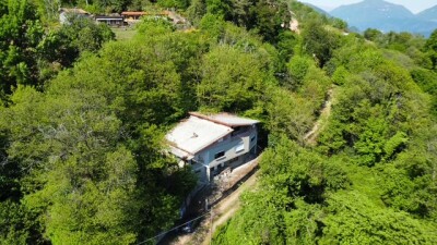 CUASSO AL MONTE, VILLA SINGOLA DA RISTRUTTURARE CON BOSCO PRIVATO-4