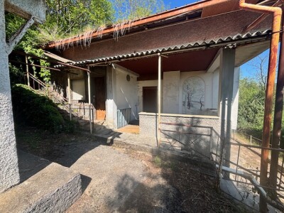 CUASSO AL MONTE, VILLA SINGOLA DA RISTRUTTURARE CON BOSCO PRIVATO-5