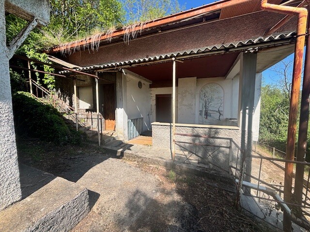 CUASSO AL MONTE, VILLA SINGOLA DA RISTRUTTURARE CON BOSCO PRIVATO-5