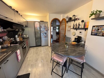 ARCISATE, VILLA A SCHIERA DI TESTA CON GIARDINO