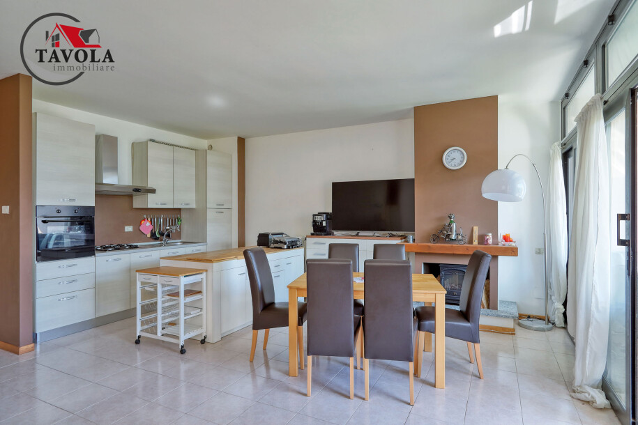 CUASSO AL MONTE, APPARTAMENTO CON PISCINA E VISTA LAGO-8