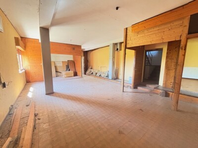 CUASSO AL MONTE, VILLA SINGOLA DA RISTRUTTURARE CON BOSCO PRIVATO-8