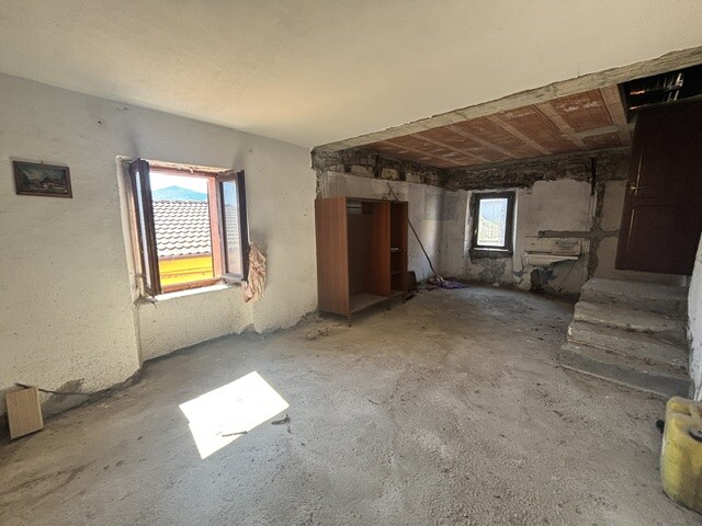 CUASSO AL MONTE, QUADRILOCALE DA RISTRUTTURARE CON CANTINA-8