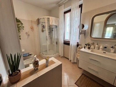 ARCISATE, VILLA A SCHIERA DI TESTA CON GIARDINO