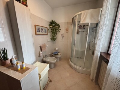 ARCISATE, VILLA A SCHIERA DI TESTA CON GIARDINO