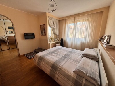 ARCISATE, VILLA A SCHIERA DI TESTA CON GIARDINO